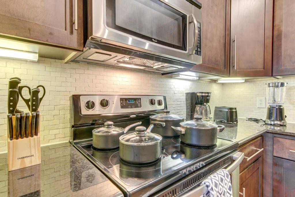 Resort-style Pool, Gym/garage, 1br, Medical Center Apartment