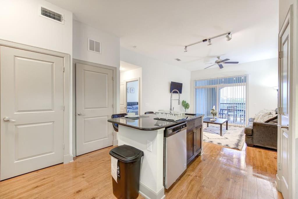 Resort-style Pool, Gym/garage, 1br, Medical Center