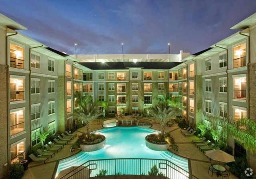 Resort-style Pool, Gym/garage, 1br, Medical Center Apartment Houston