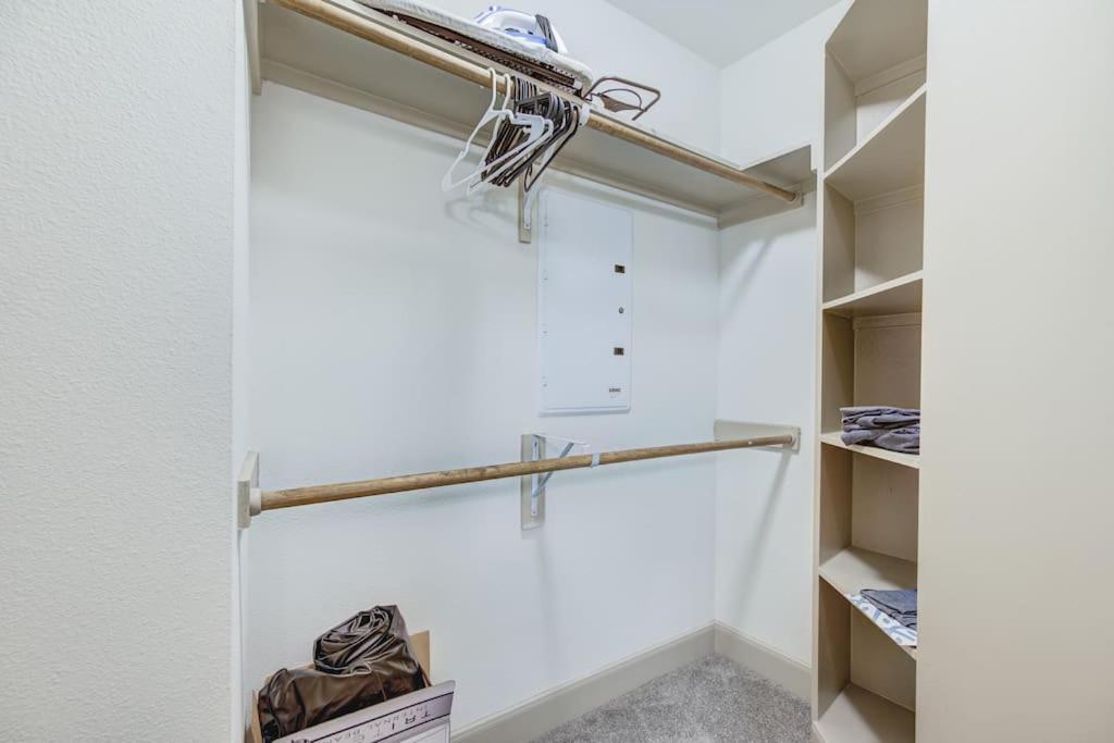 Resort-style Pool, Gym/garage, 1br, Medical Center Apartment *