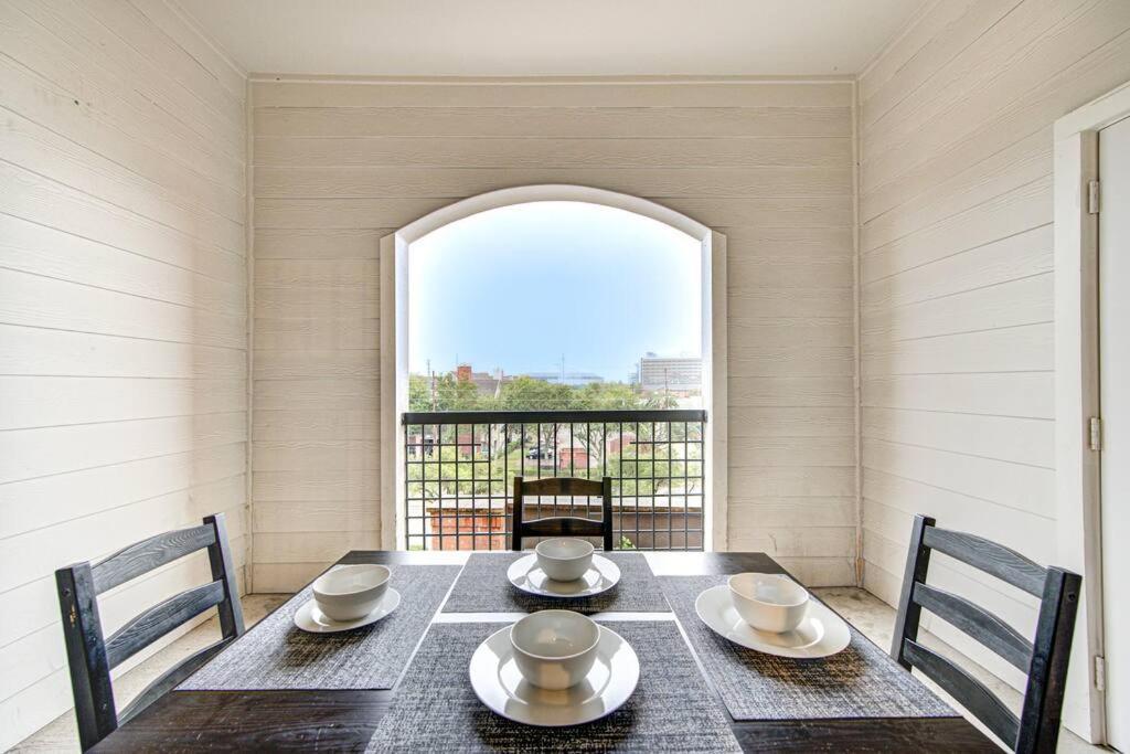 Resort-style Pool, Gym/garage, 1br, Medical Center Houston