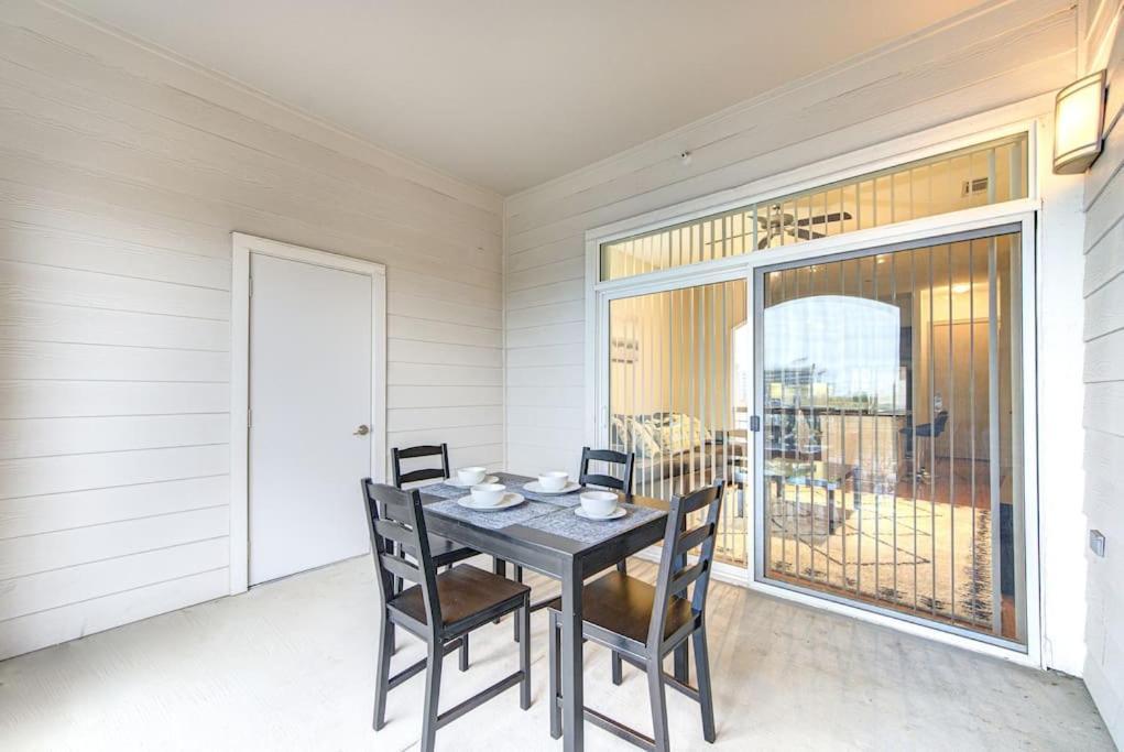 Resort-style Pool, Gym/garage, 1br, Medical Center