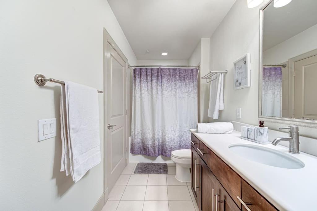 Resort-style Pool, Gym/garage, 1br, Medical Center Apartment