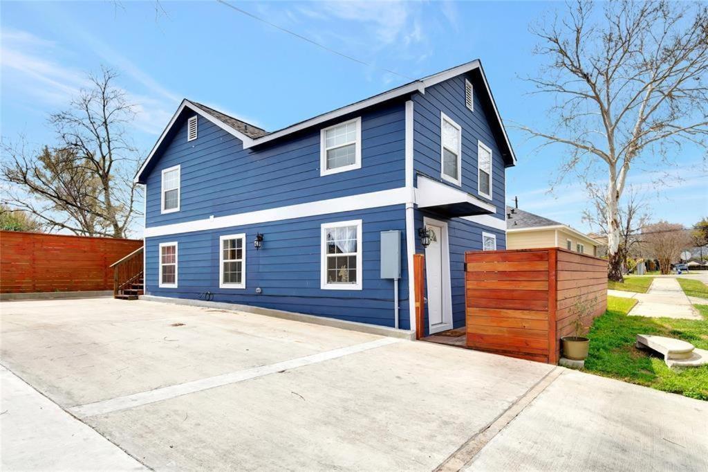 Stylish Gawdy Den With Fast Wifi 2 Minutes From Downtown Houston!