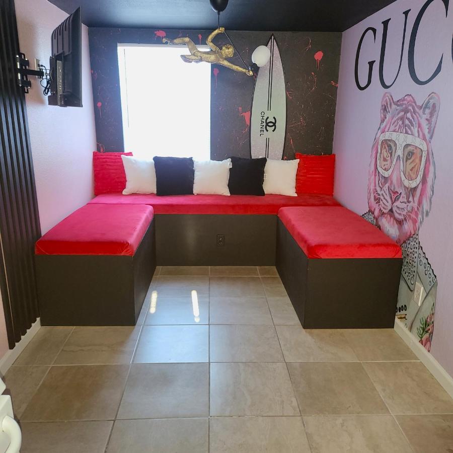Stylish Gawdy Den With Fast Wifi 2 Minutes From Downtown Houston! Apartment