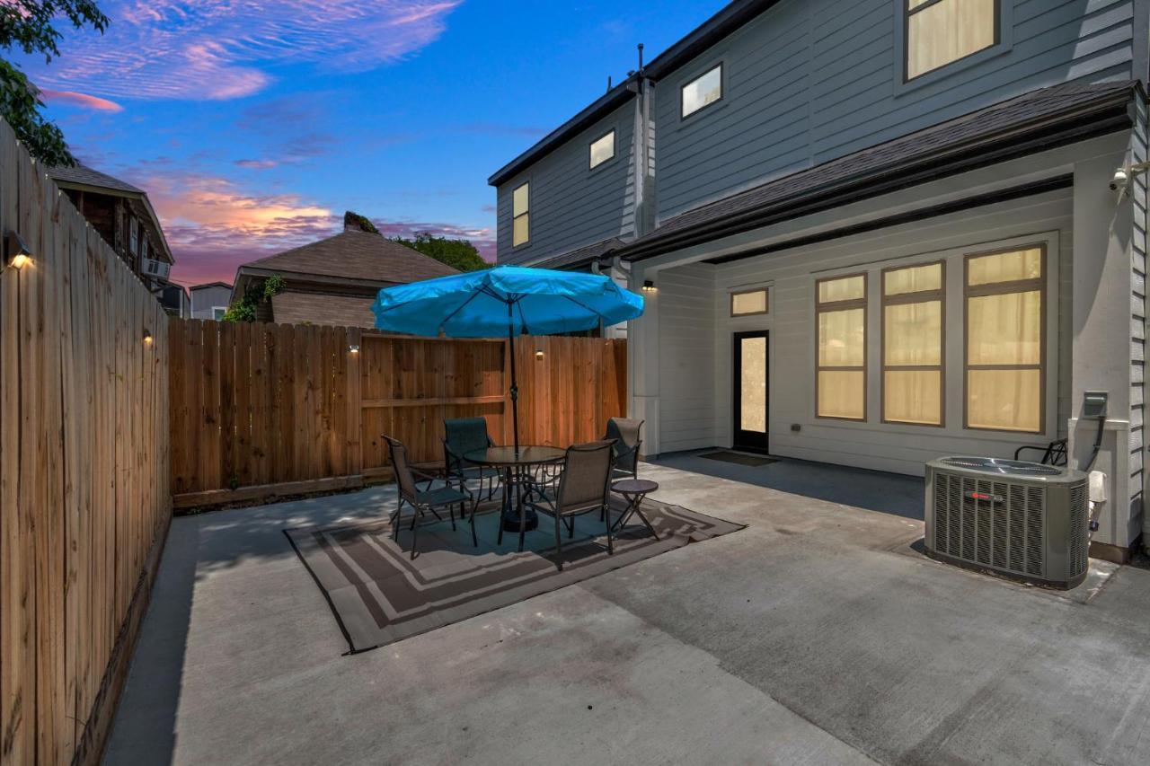 Holiday home Tranquil Downtown Escape With Backyard