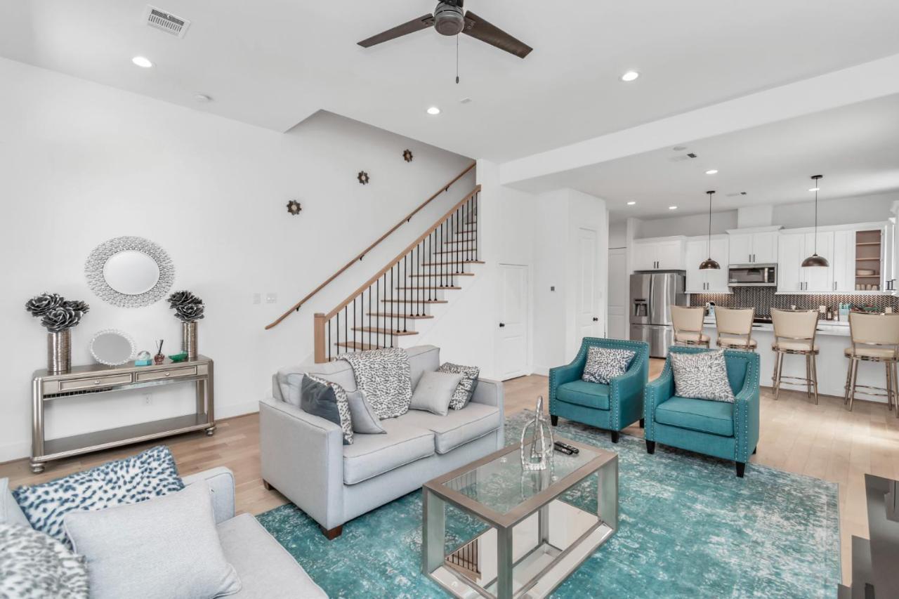 Tranquil Downtown Escape With Backyard Houston
