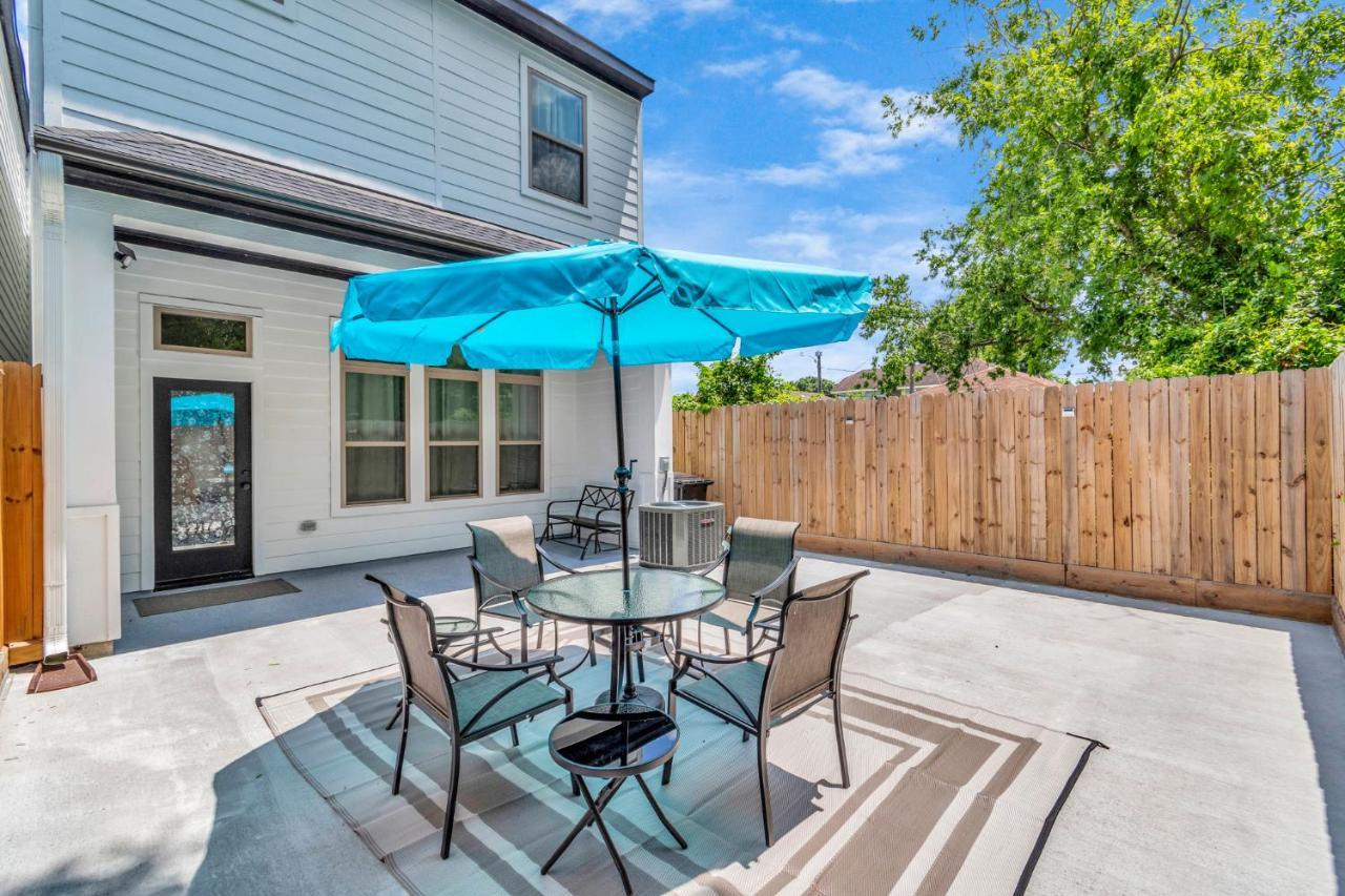Tranquil Downtown Escape With Backyard Holiday home *