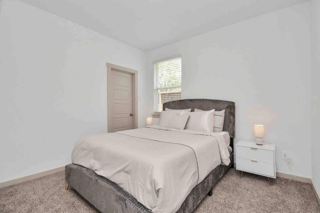 Holiday home 4bedroom Escape - Near Med Center With Backyard