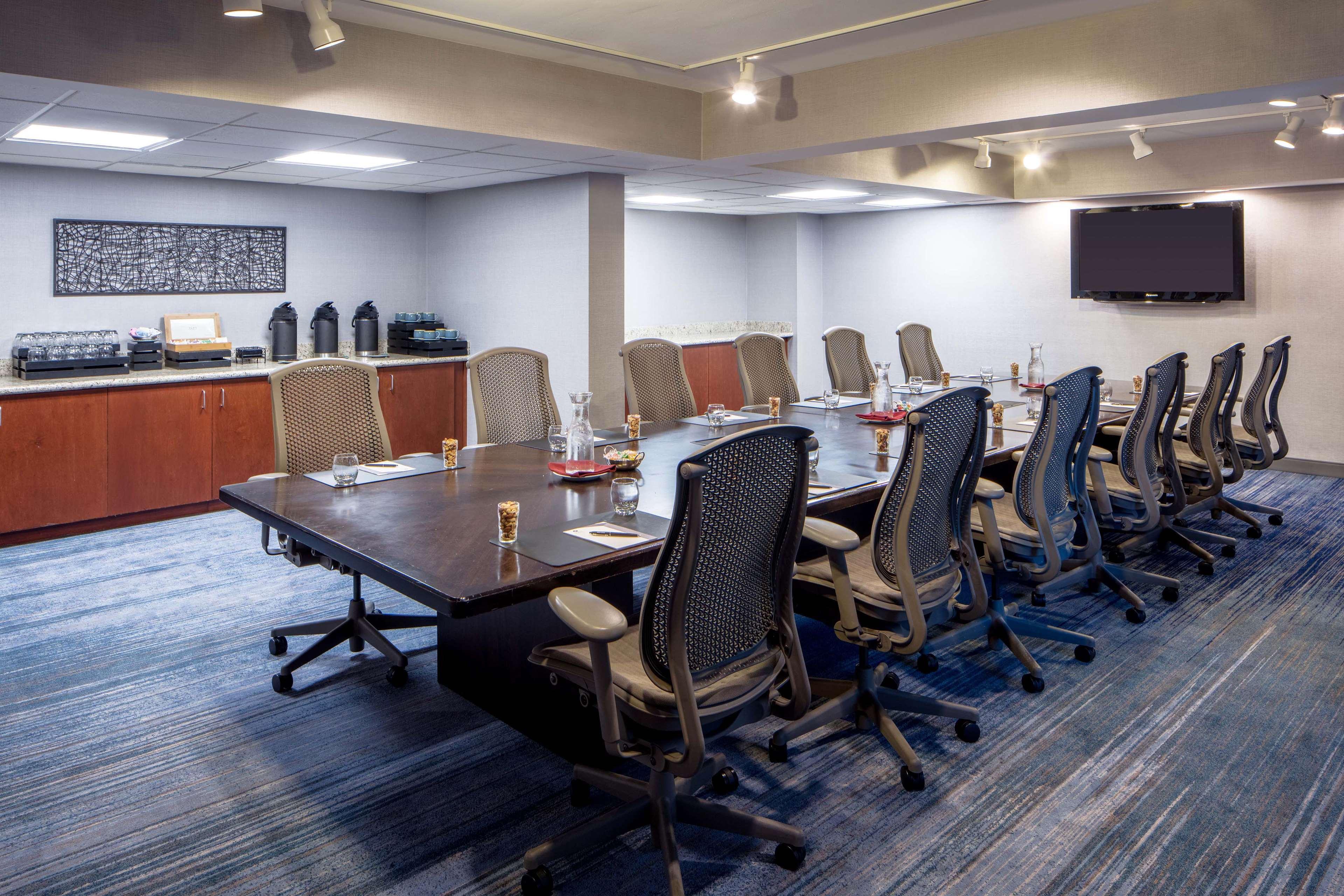 Sonesta Iah Airport Hotel 4*