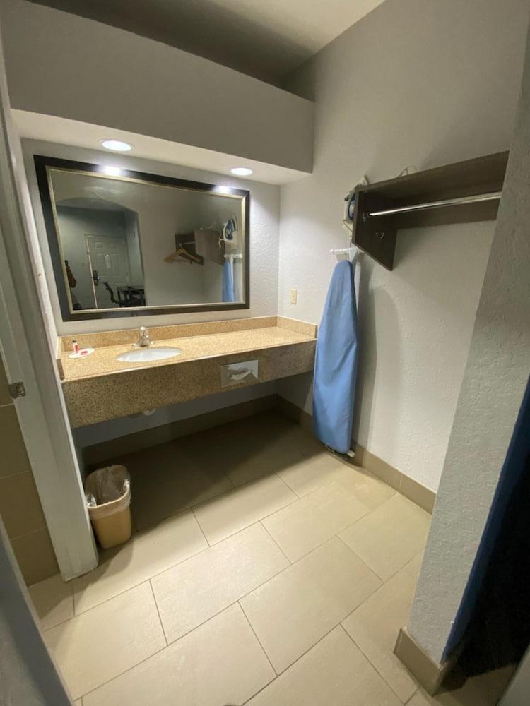 Super 8 By Wyndham Hobby Airport South 2*