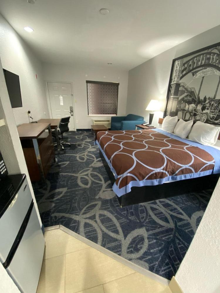Super 8 By Wyndham Hobby Airport South Houston
