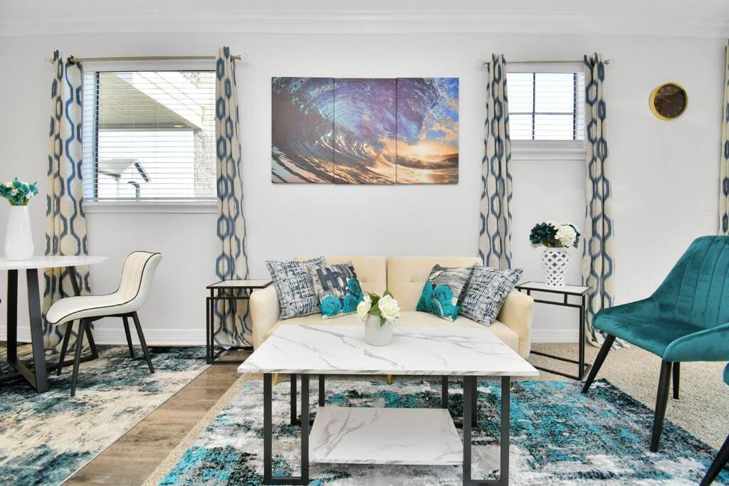 Apartment Chic Retreat-walk To Nrg-pool *