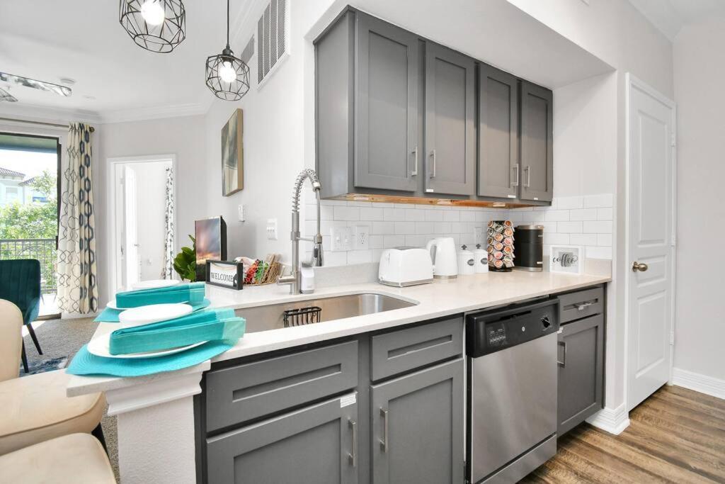 Apartment Chic Retreat-walk To Nrg-pool