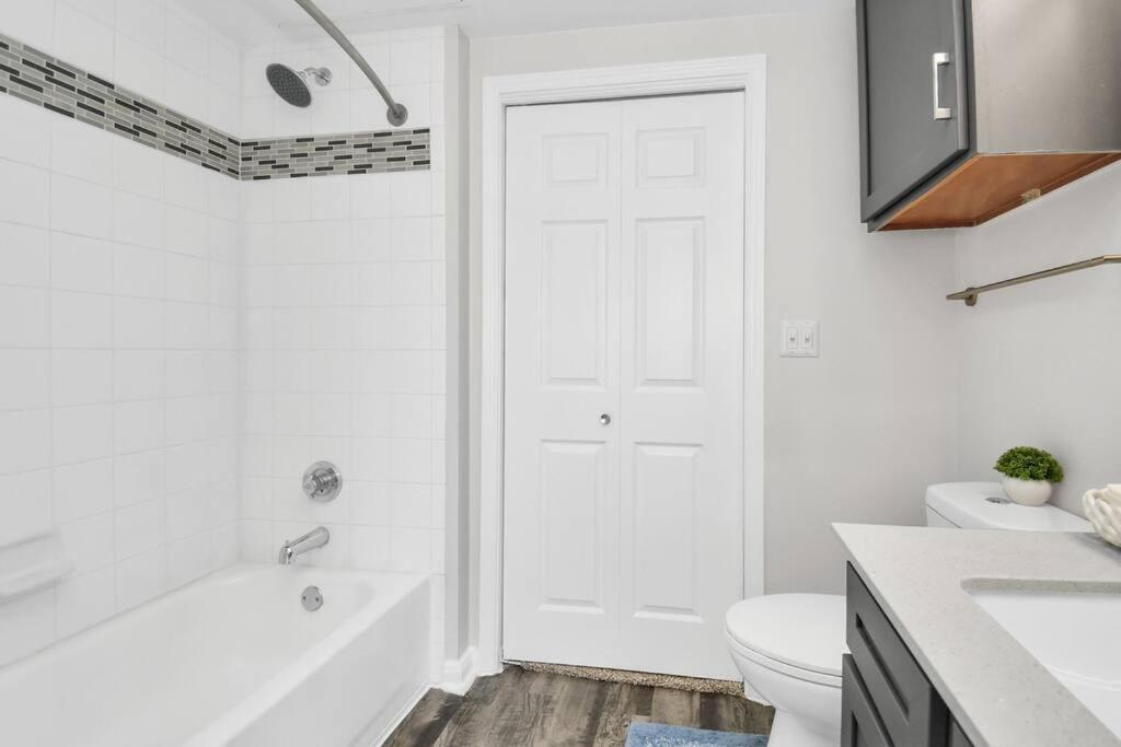 Chic Retreat-walk To Nrg-pool Apartment *