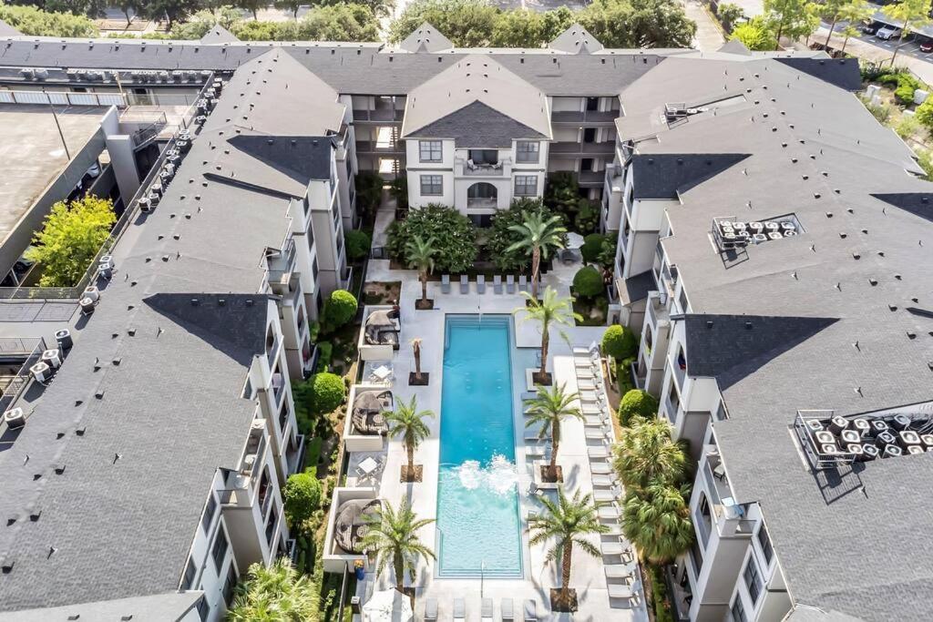 Chic Retreat-walk To Nrg-pool Houston