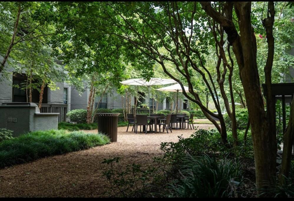 Chic Retreat-walk To Nrg-pool Apartment