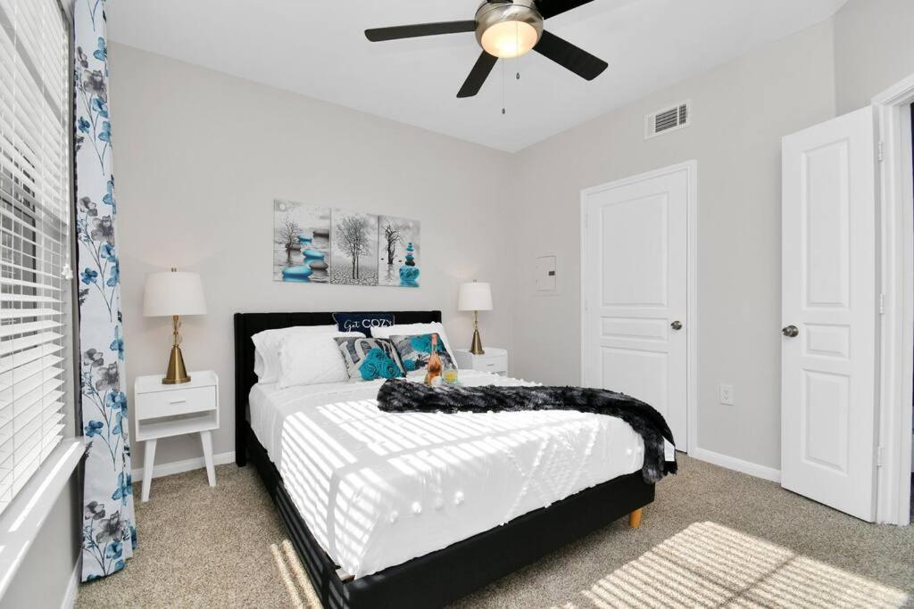 Chic Retreat-walk To Nrg-pool Apartment *