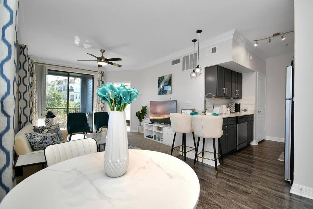 Chic Retreat-walk To Nrg-pool Houston