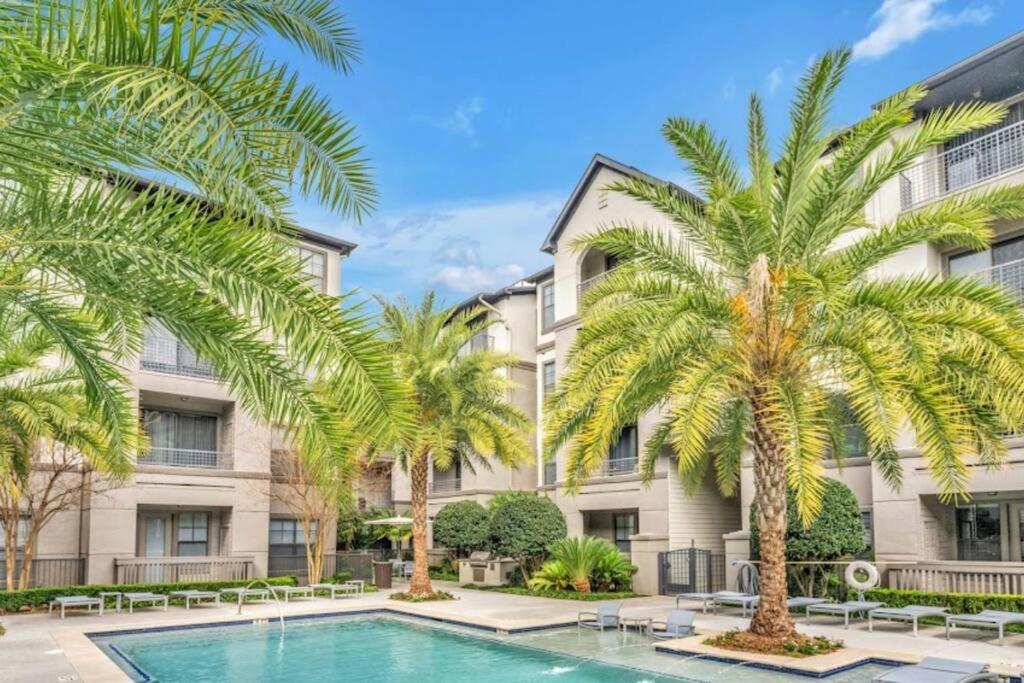 Chic Retreat-walk To Nrg-pool Houston