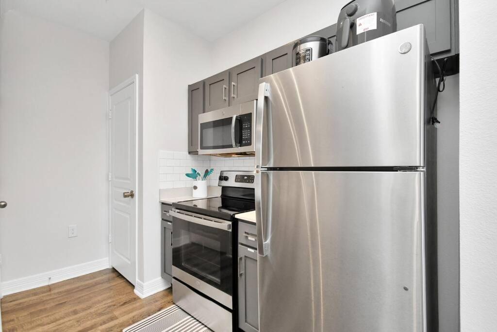 Apartment Chic Retreat-walk To Nrg-pool
