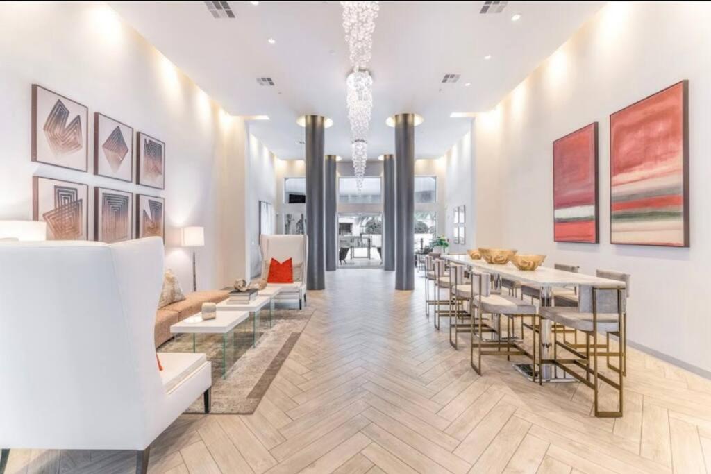 Chic Retreat-walk To Nrg-pool Houston