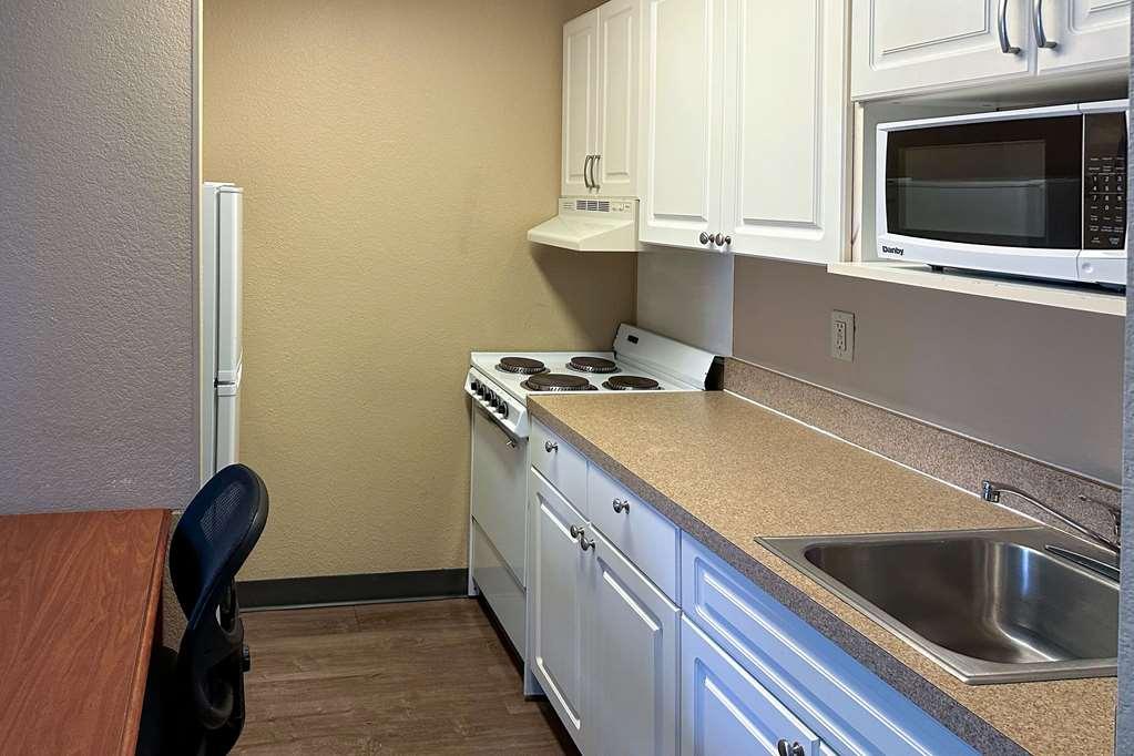 Suburban North I-45 Hotel 2*