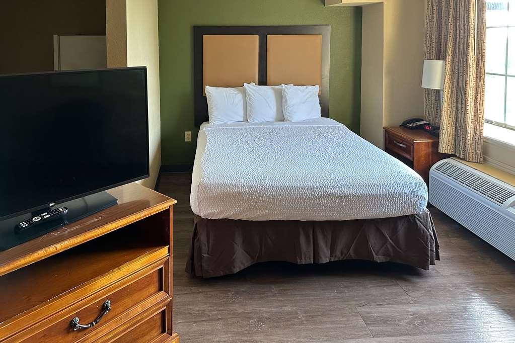 Suburban North I-45 Hotel