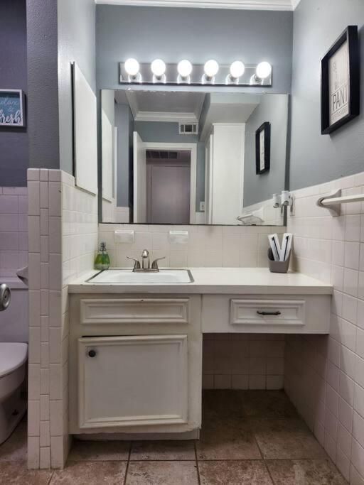 Blue Shark *e2* @ Midtown 1br King Houston
