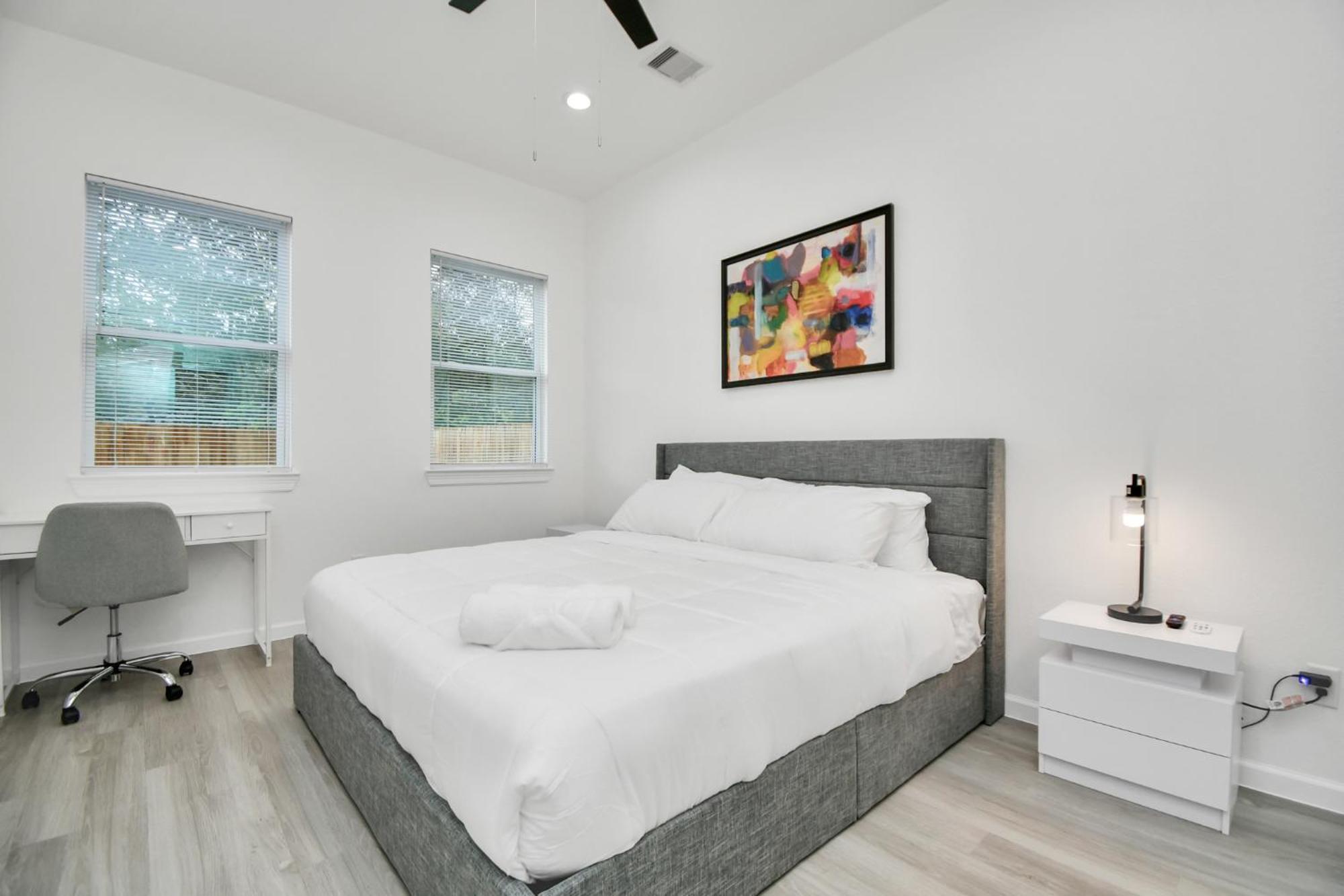 New! Modern 3br/2ba Near Downtown/foosball/netflix *