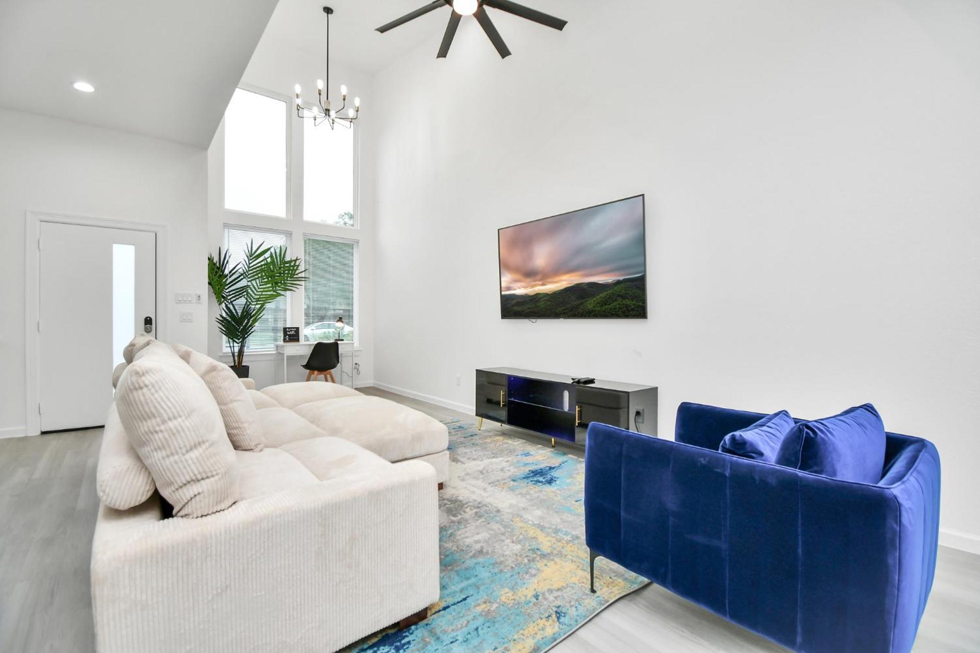 New! Modern 3br/2ba Near Downtown/foosball/netflix Holiday home