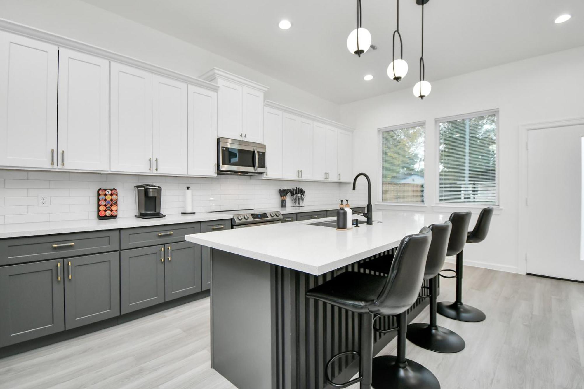 Holiday home New! Modern 3br/2ba Near Downtown/foosball/netflix *