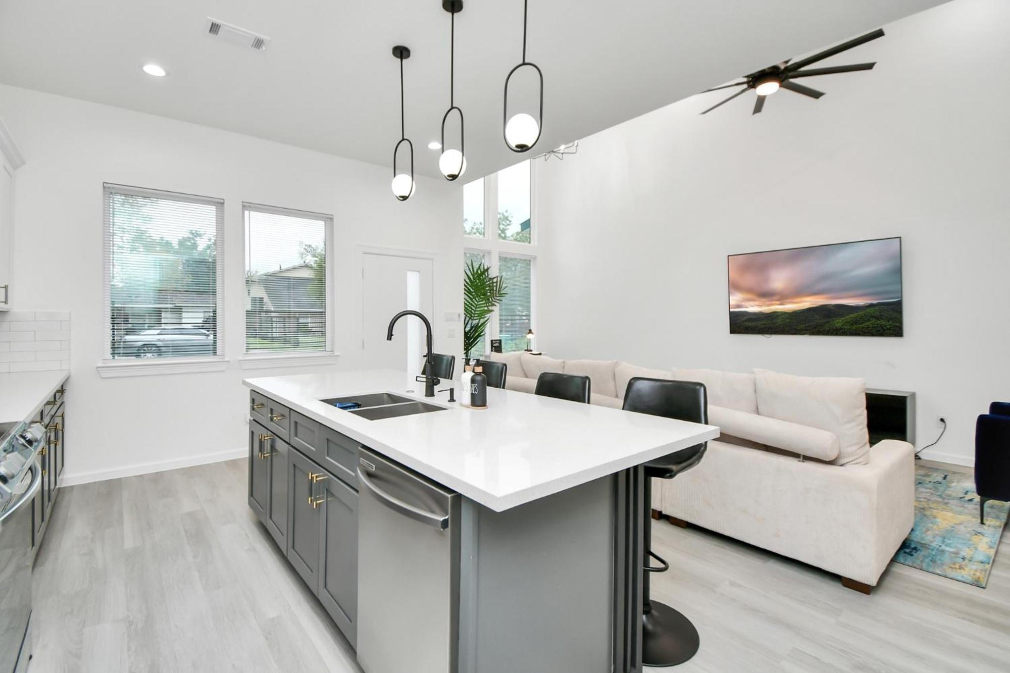 New! Modern 3br/2ba Near Downtown/foosball/netflix Holiday home