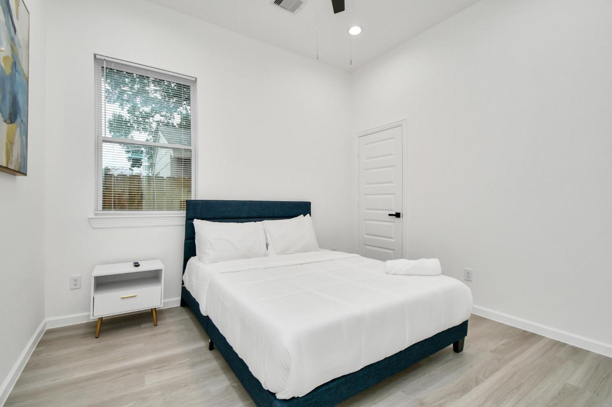 New! Modern 3br/2ba Near Downtown/foosball/netflix *