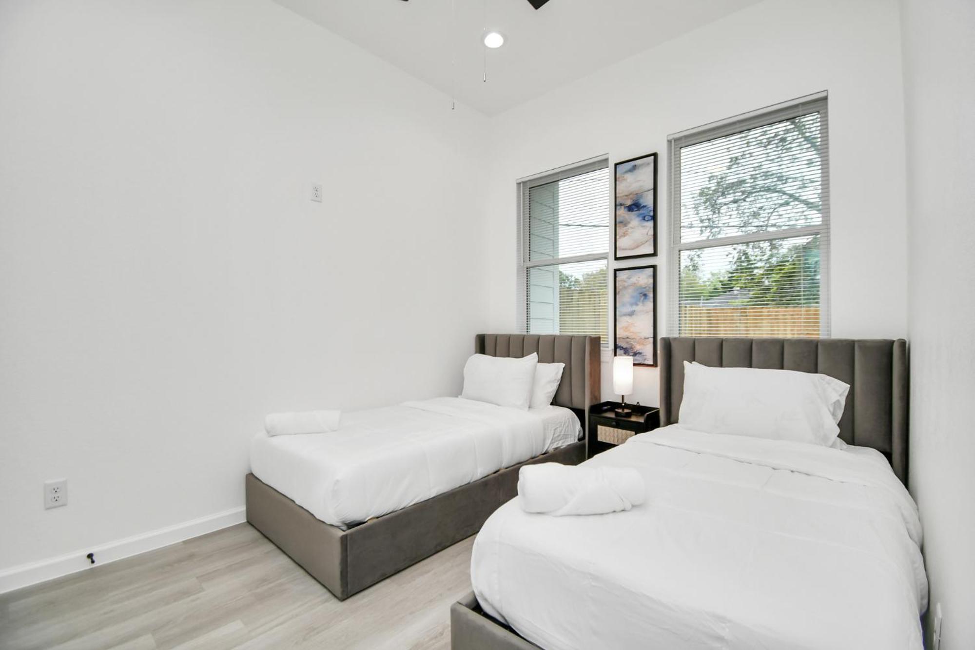 New! Modern 3br/2ba Near Downtown/foosball/netflix
