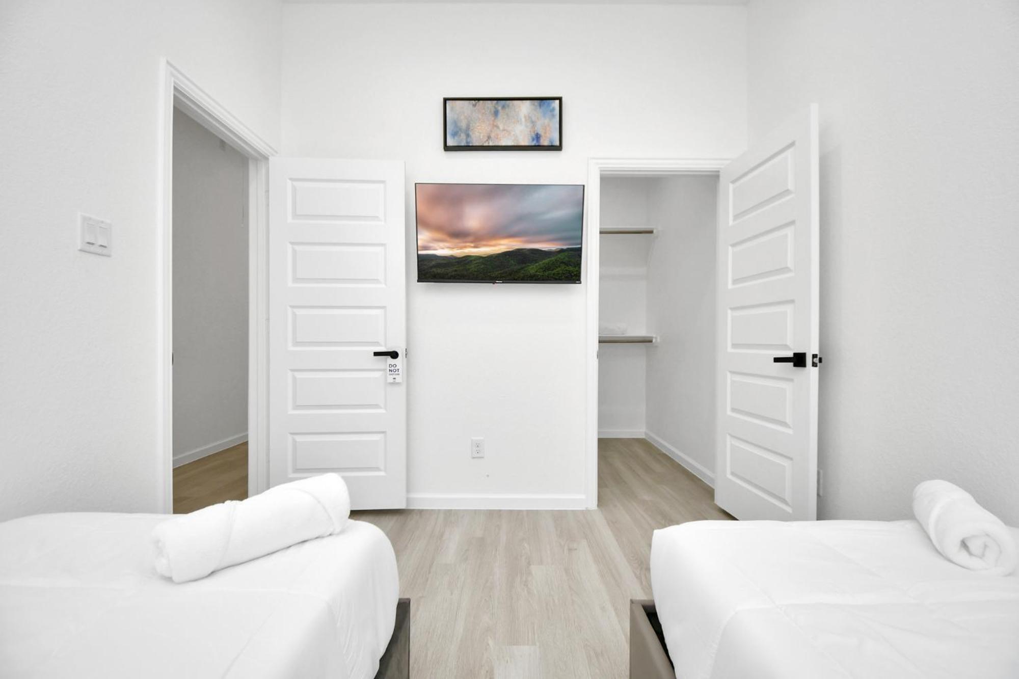New! Modern 3br/2ba Near Downtown/foosball/netflix *