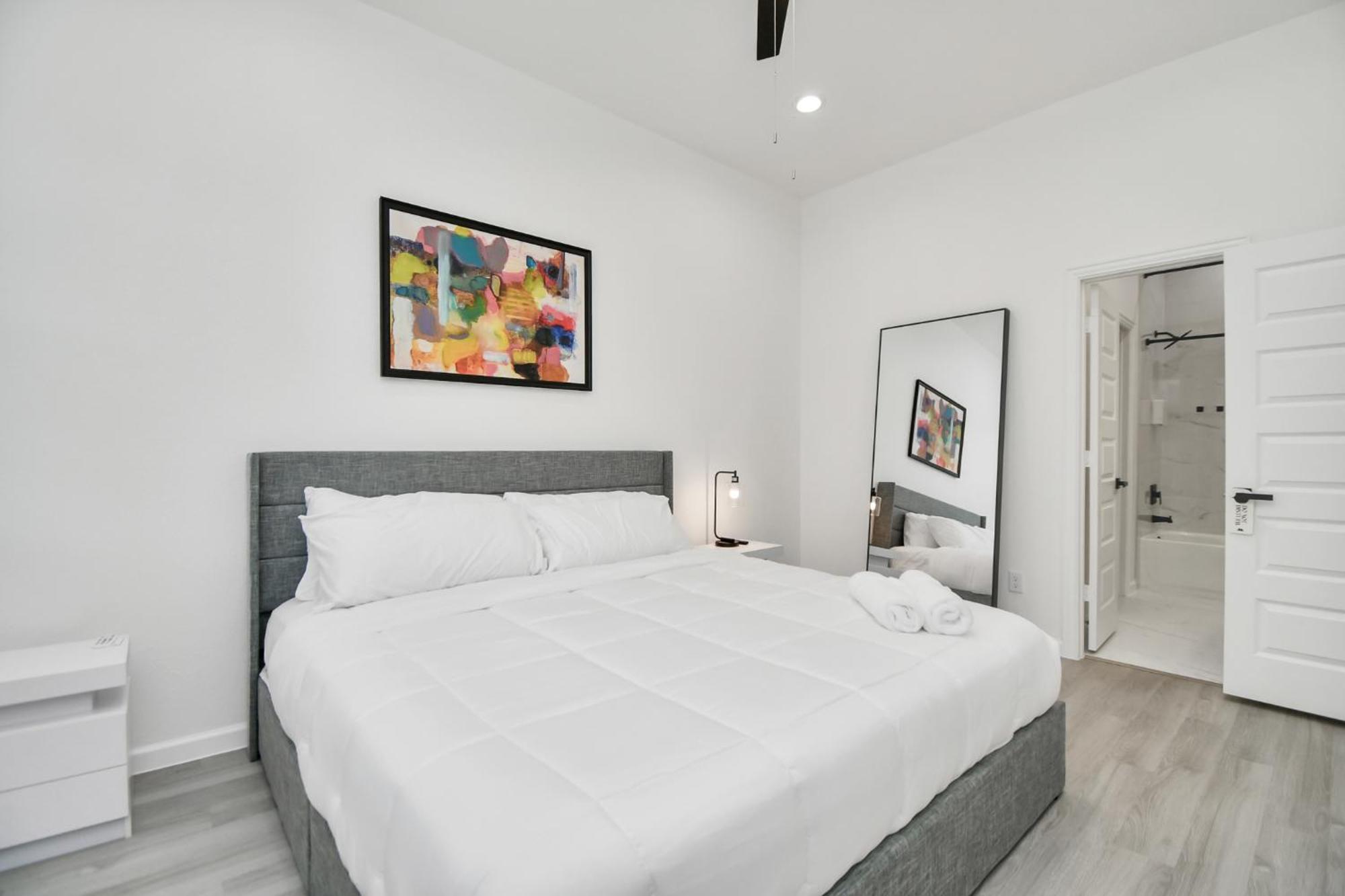 New! Modern 3br/2ba Near Downtown/foosball/netflix Holiday home