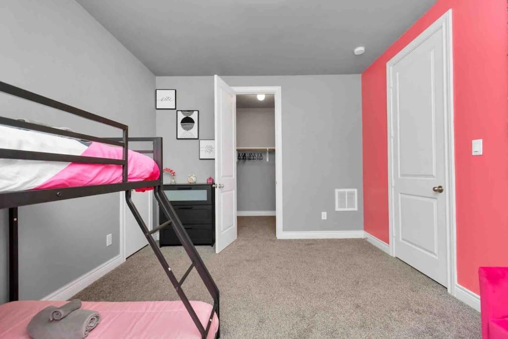 Prolific 3story W Game Room-hottub-near Dt Holiday home