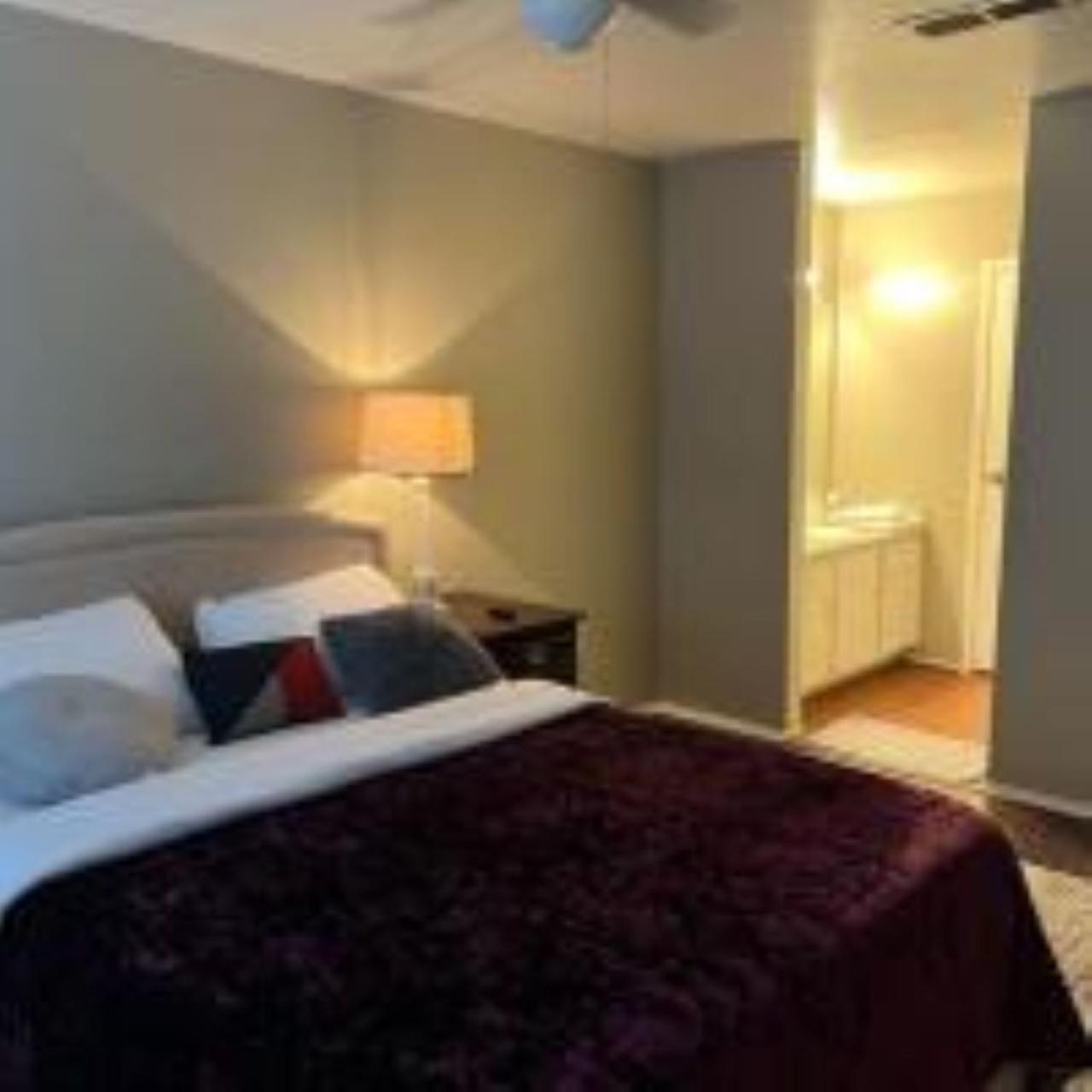 Lovely 2 Bedroom With 2 Baths &modern Amenities Apartment