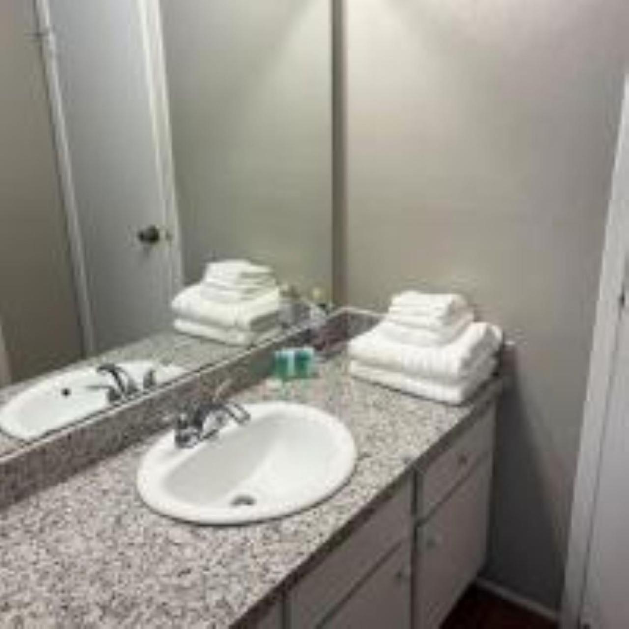 Apartment Lovely 2 Bedroom With 2 Baths &modern Amenities *