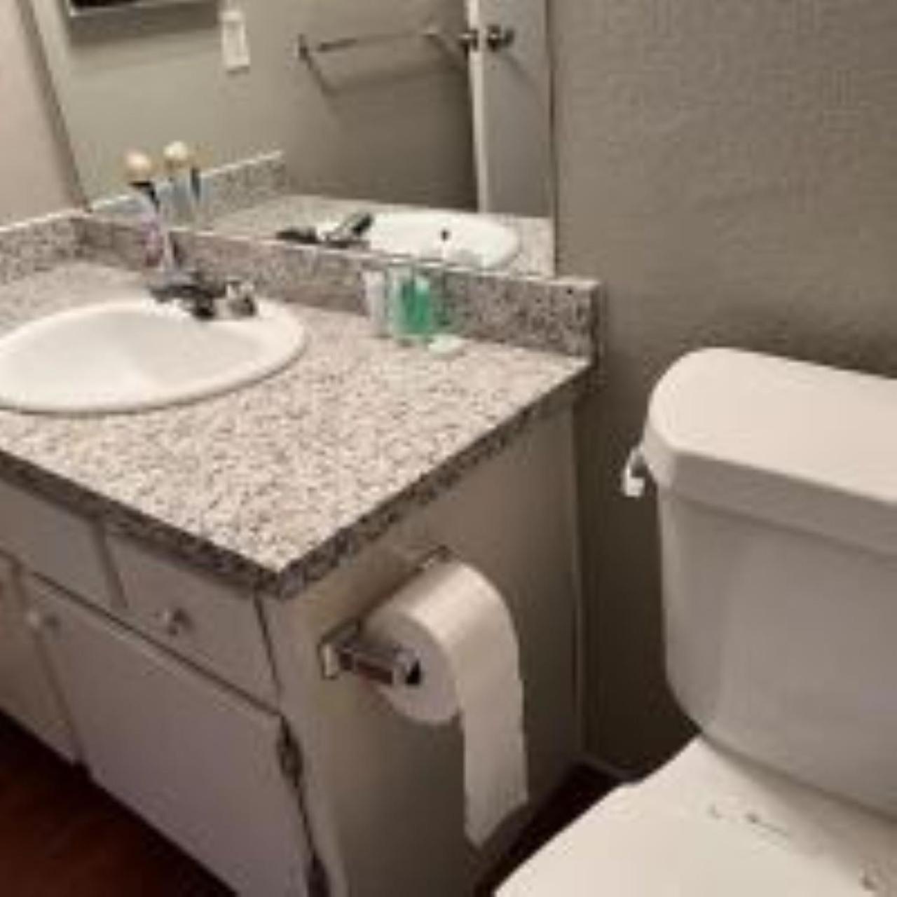 Lovely 2 Bedroom With 2 Baths &modern Amenities *
