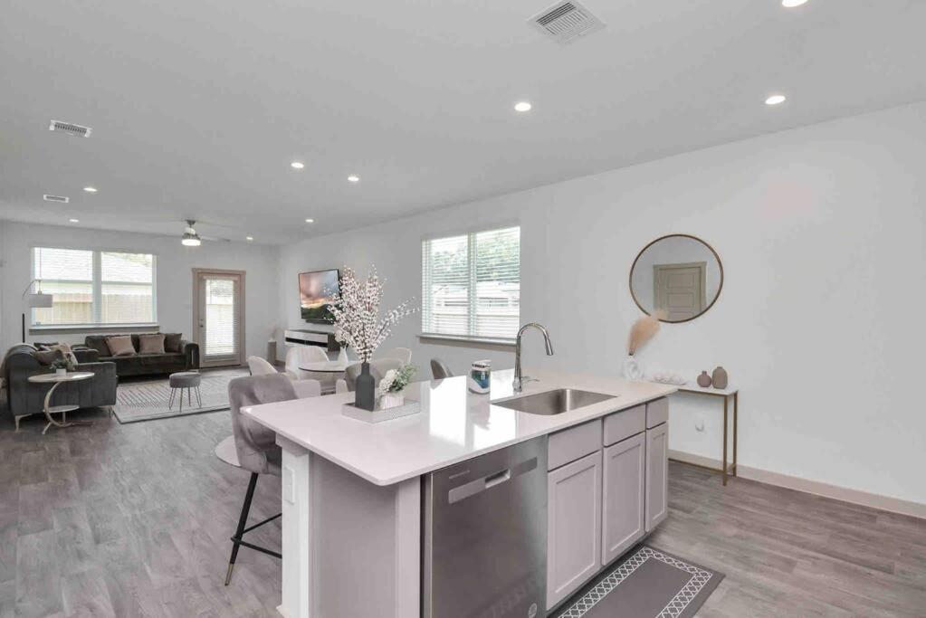 4bedroom Escape - Near Med Center With Backyard