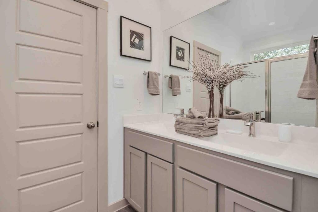 Holiday home 4bedroom Escape - Near Med Center With Backyard