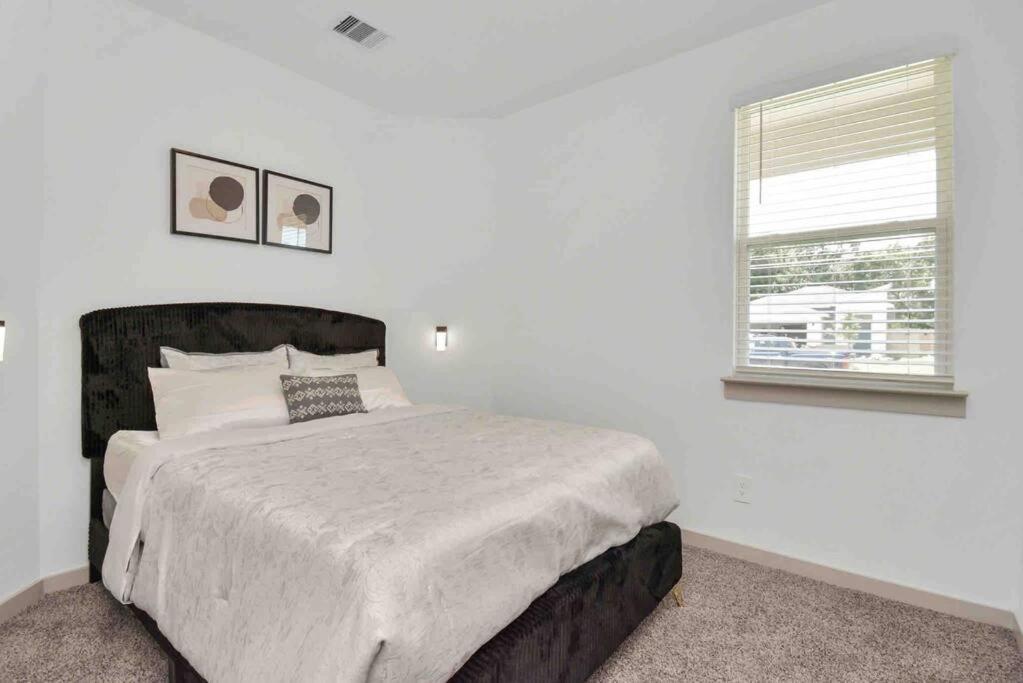 4bedroom Escape - Near Med Center With Backyard