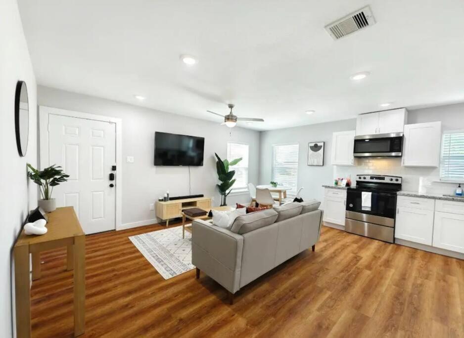 Luxury 3br Downtown And Near Airport *