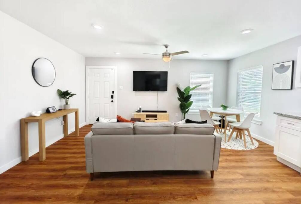 Holiday home Luxury 3br Downtown And Near Airport *