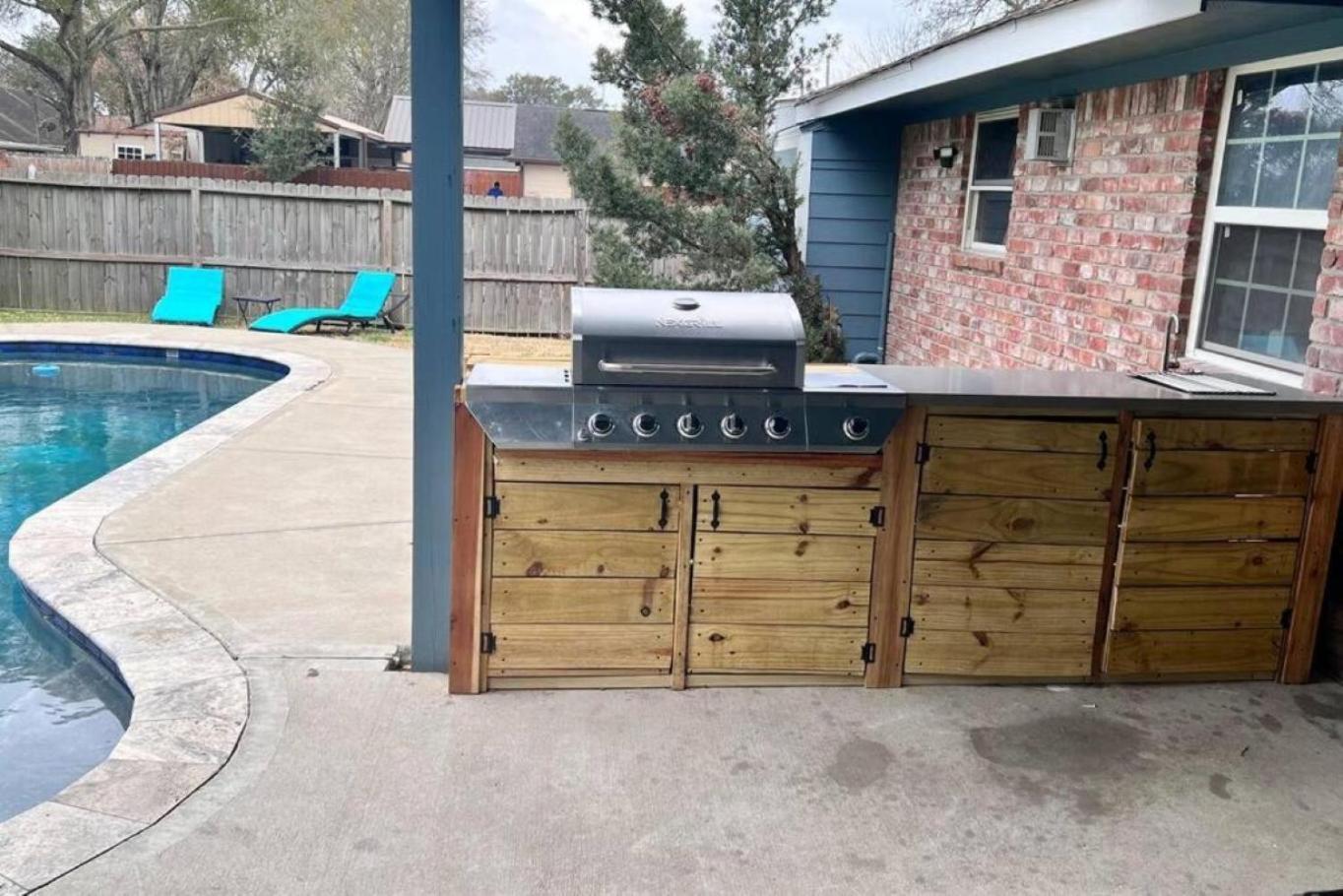 Pool/ Outdoor Kitchen/pool Table Holiday home Houston