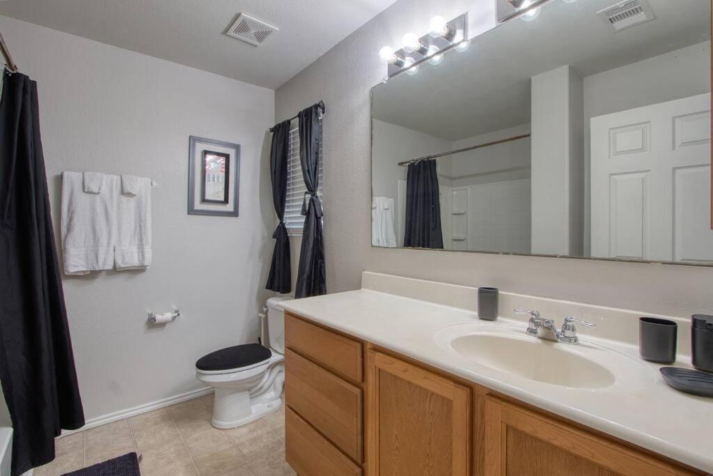 Stylish, Cozy And Centrally Located Oasis. * Houston