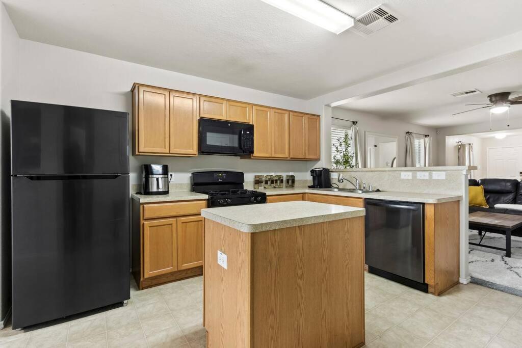 Stylish, Cozy And Centrally Located Oasis. Holiday home