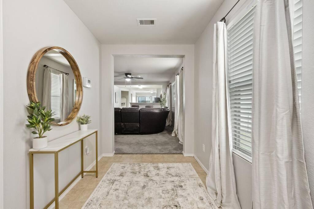 Stylish, Cozy And Centrally Located Oasis. Holiday home